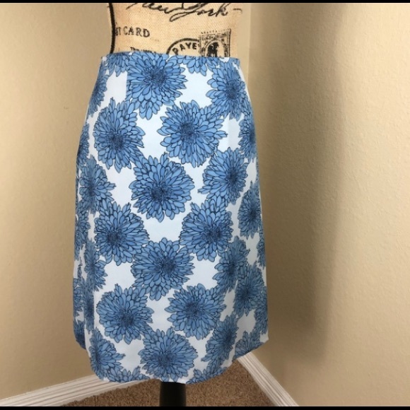 Blue floral silky skirt - Picture 2 of 2